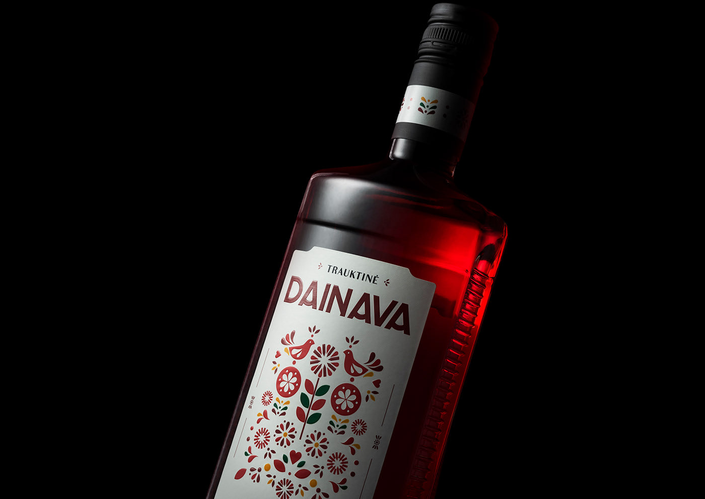 DAINAVA TRAUKTINE 葡萄酒包裝設計